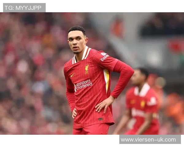 足球明星转会引发粉丝热潮楼下狂欢庆祝活动盛况空前