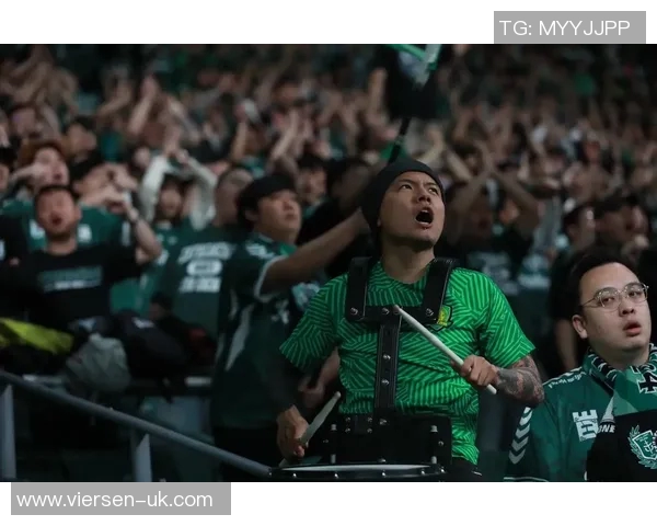 足球明星被疯狂粉丝追逐的视频引发热议引发安全问题的深思